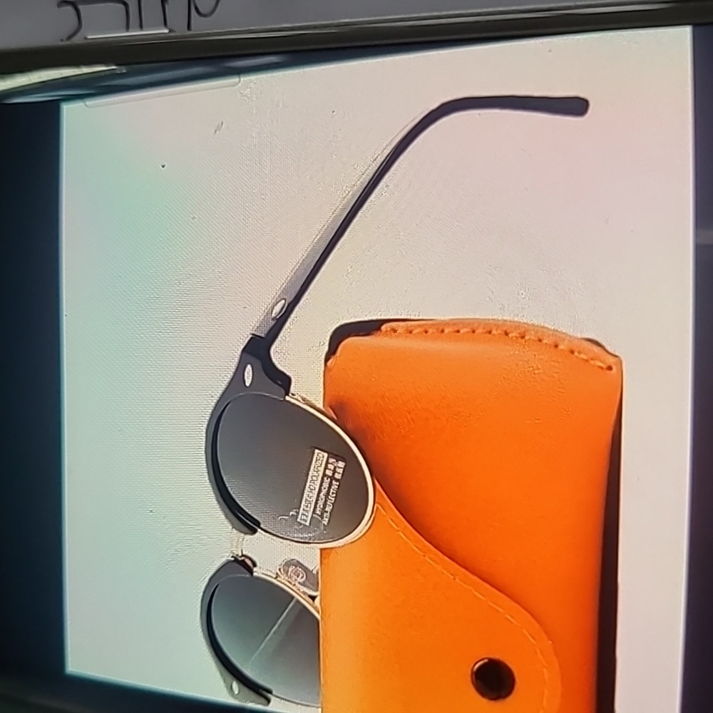 Mirrored Retro Club polarized glasses.